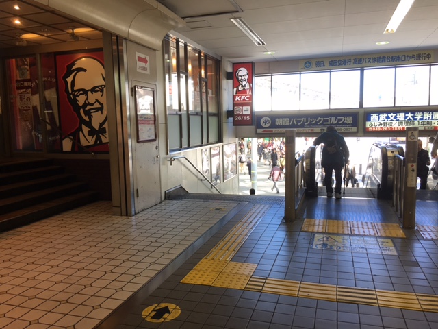エスカレーターを下ります