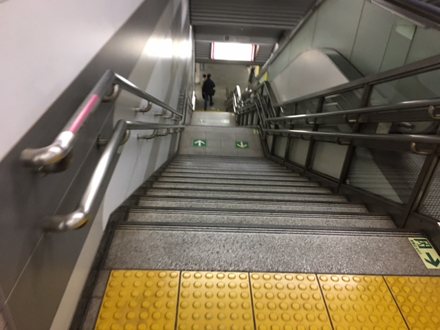 長い階段を下ります