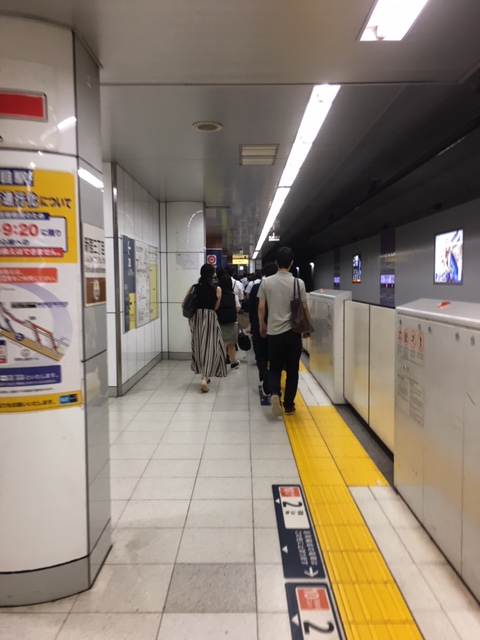 ホームの端っこに向かってます。