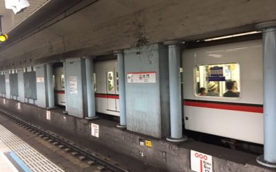 都営浅草線 大門駅ホームへ到着!大江戸線と比べると古いです