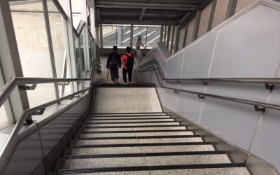 西日暮里駅 陸橋階段 上りはエスカレーターあり!
