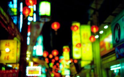 ネオンが輝く繁華街