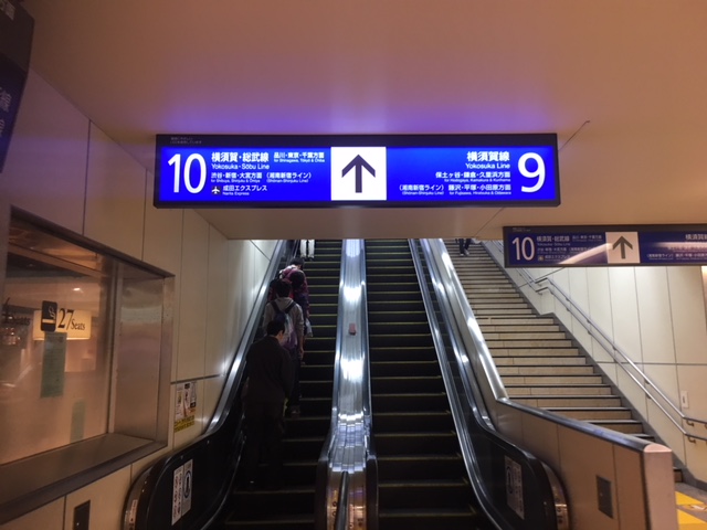 9.10番線エスカレーター、階段前