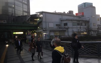 信号を渡り、JR中央総武線の水道橋駅が見えてきました