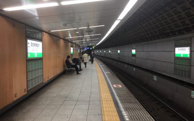 千代田線「国会議事堂前」のホームを歩いております