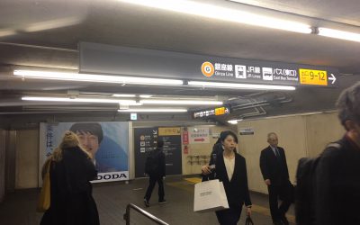 3つ目のエスカレーターをあがっての写真 まだまだ日本一長い乗り換えは続く