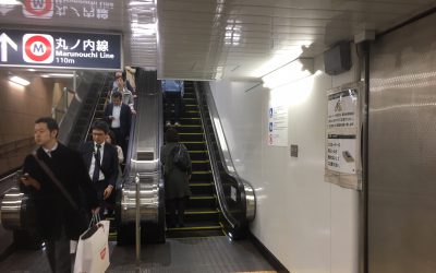 千代田線「国会議事堂前」のホーム 最初のエスカレーター