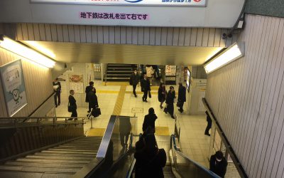 地下鉄は改札を出て右です